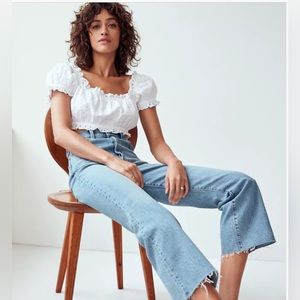 EUC Levi’s Crop flare Ribcage size 28. Very flattering jeans.